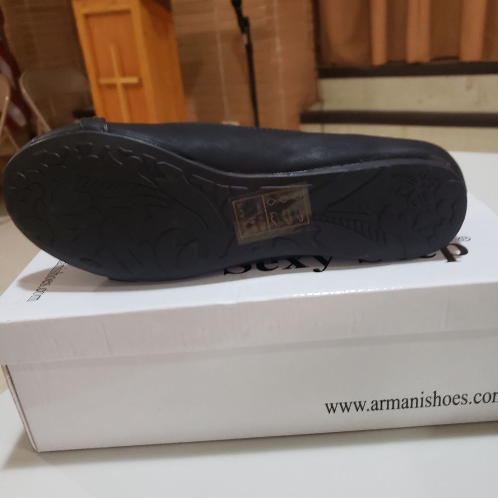 ๐ฆNWT Flats w/rhinestone embellishments - Picture 2 of 4